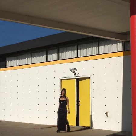 Space Castle: A 1950S Gas Station Transformed Into An Art Themed Wonderland Трут-ор-Консекуенсес Екстер'єр фото