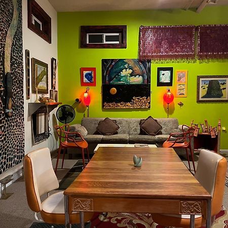 Space Castle: A 1950S Gas Station Transformed Into An Art Themed Wonderland Трут-ор-Консекуенсес Екстер'єр фото