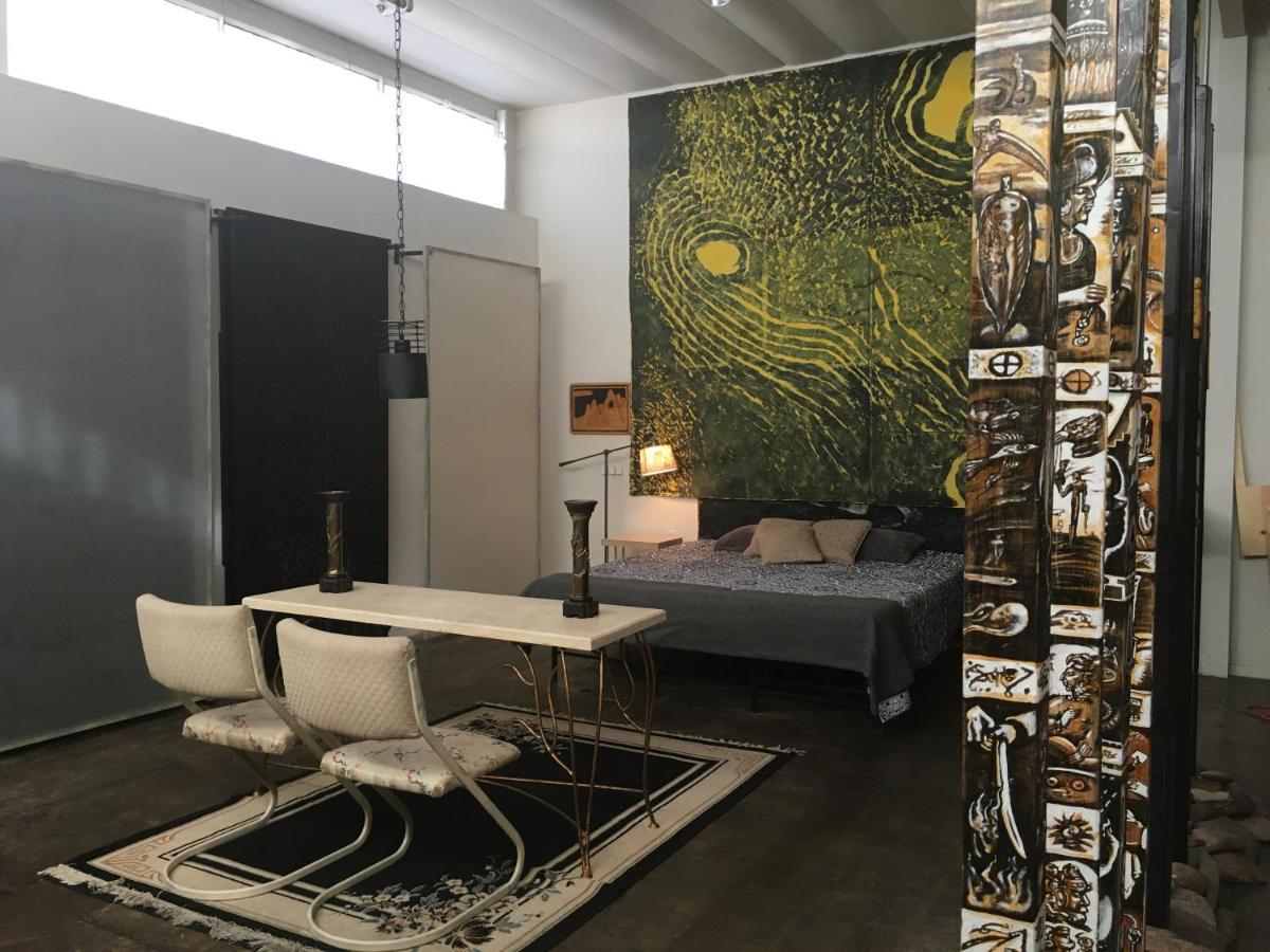 Space Castle: A 1950S Gas Station Transformed Into An Art Themed Wonderland Трут-ор-Консекуенсес Екстер'єр фото