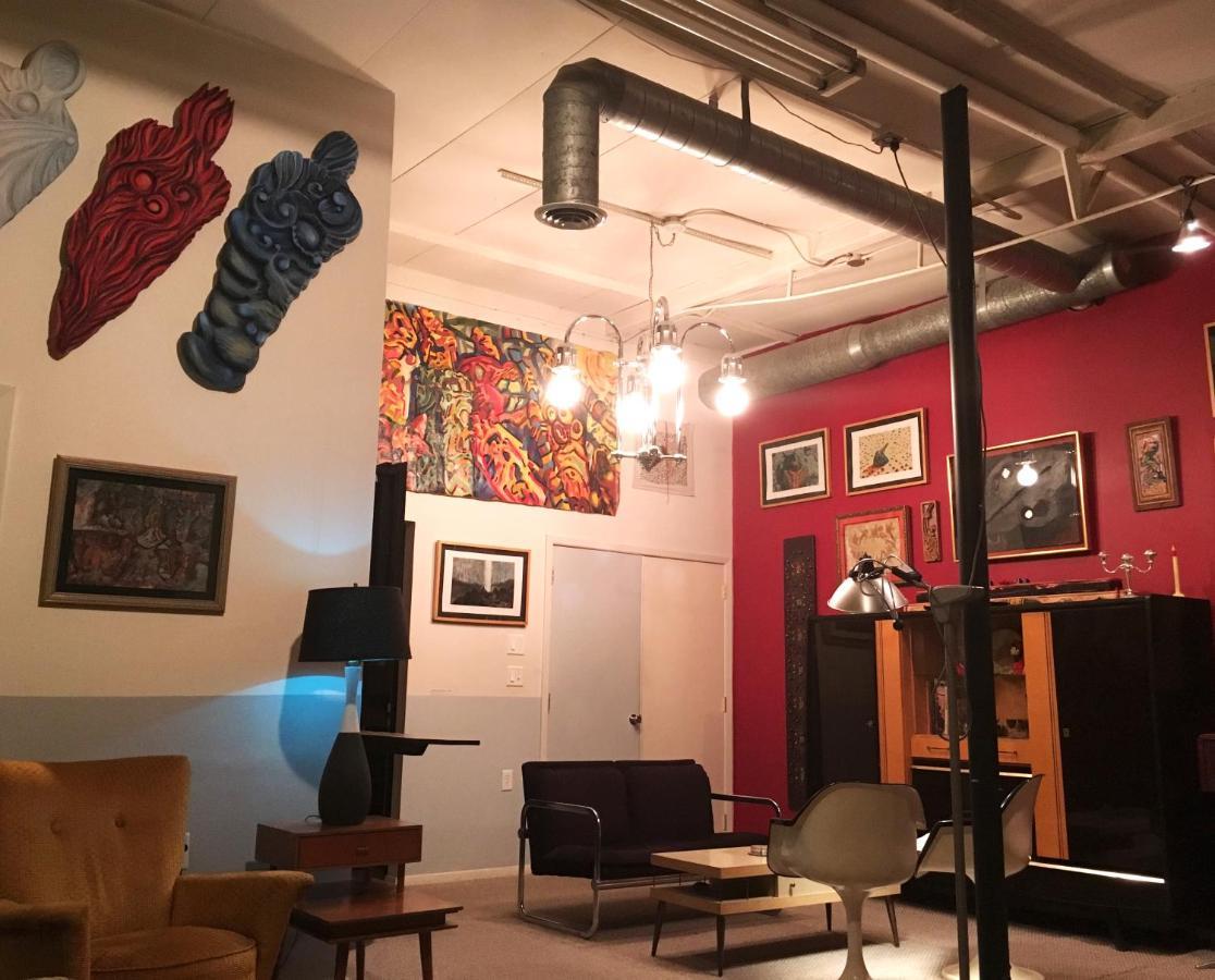 Space Castle: A 1950S Gas Station Transformed Into An Art Themed Wonderland Трут-ор-Консекуенсес Екстер'єр фото