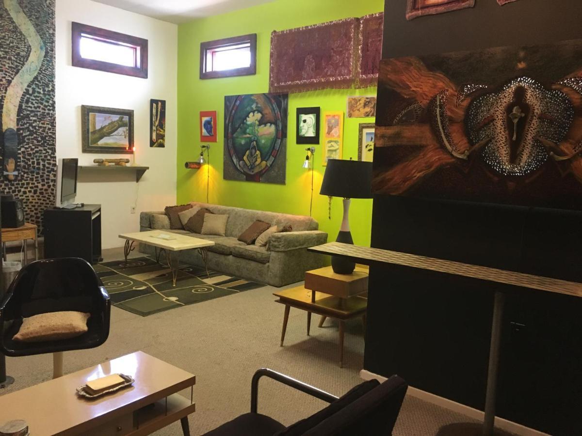 Space Castle: A 1950S Gas Station Transformed Into An Art Themed Wonderland Трут-ор-Консекуенсес Екстер'єр фото