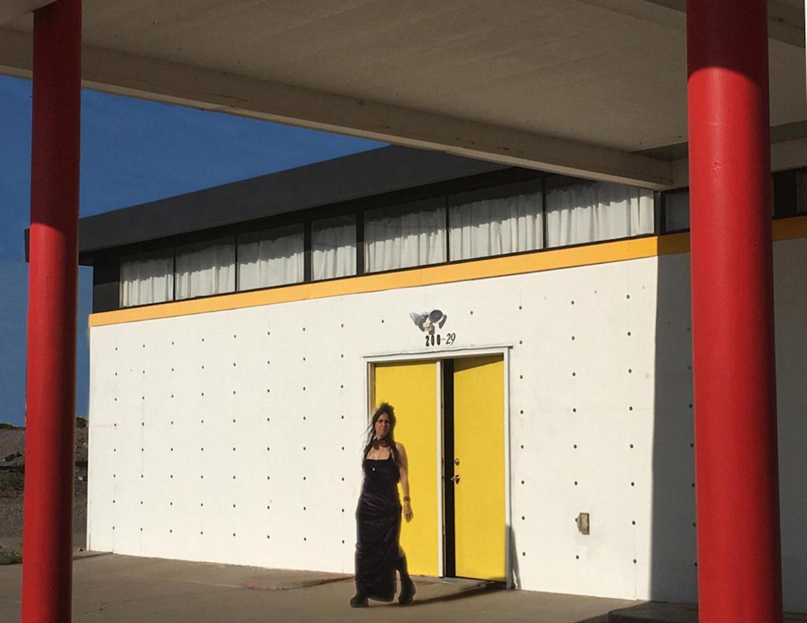 Space Castle: A 1950S Gas Station Transformed Into An Art Themed Wonderland Трут-ор-Консекуенсес Екстер'єр фото