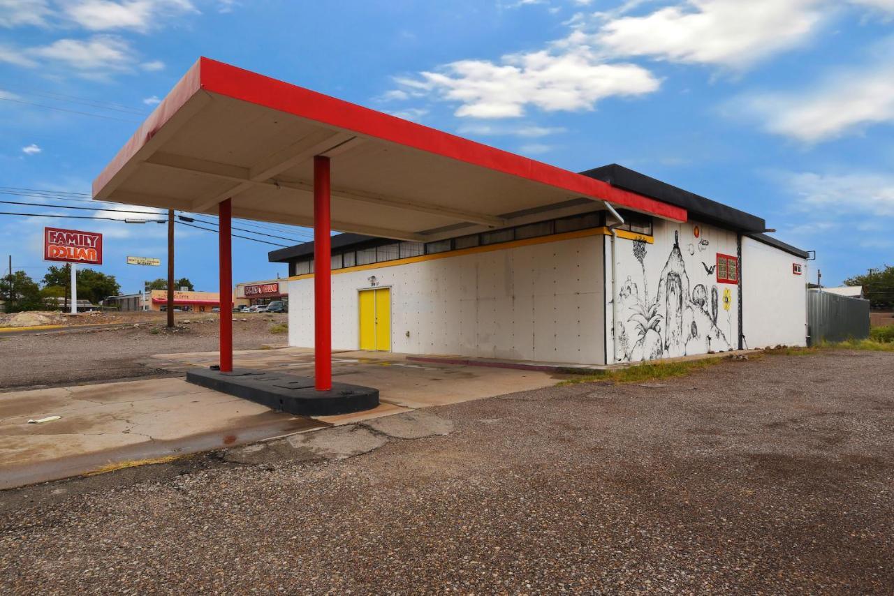 Space Castle: A 1950S Gas Station Transformed Into An Art Themed Wonderland Трут-ор-Консекуенсес Екстер'єр фото